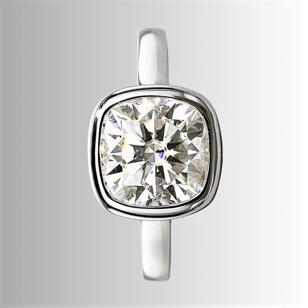 Solitario a Castone con Moissanite Taglio Cuscino da ct. 3,00