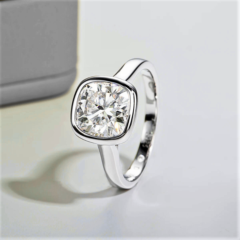 Solitario a Castone con Moissanite Taglio Cuscino da ct. 3,00