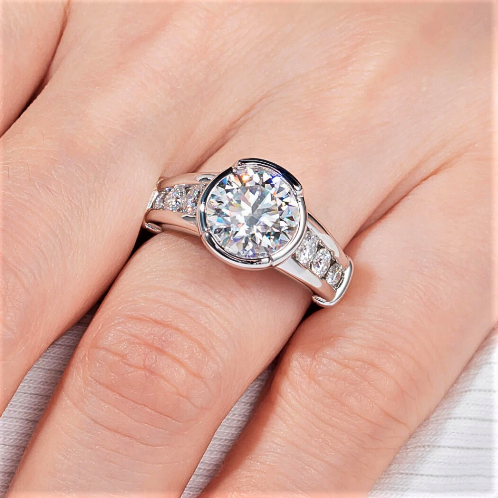 Solitario con Moissanite da ct 3,00 e Binari laterali
