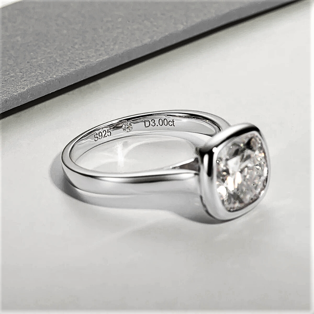 Solitario a Castone con Moissanite Taglio Cuscino da ct. 3,00