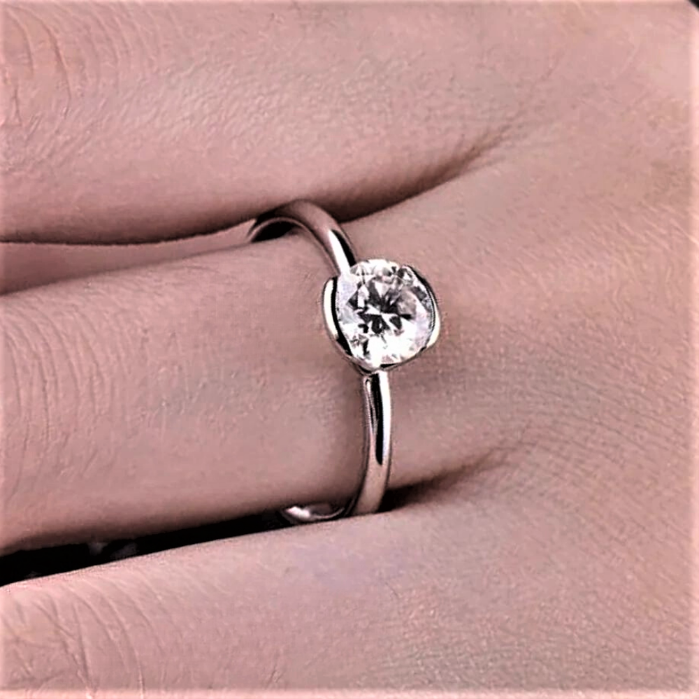Solitaire "Light On": Timeless Splendor 