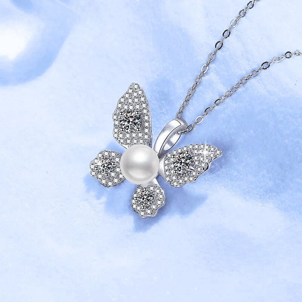 Collana a Farfalla con Moissaniti e Perle Naturali