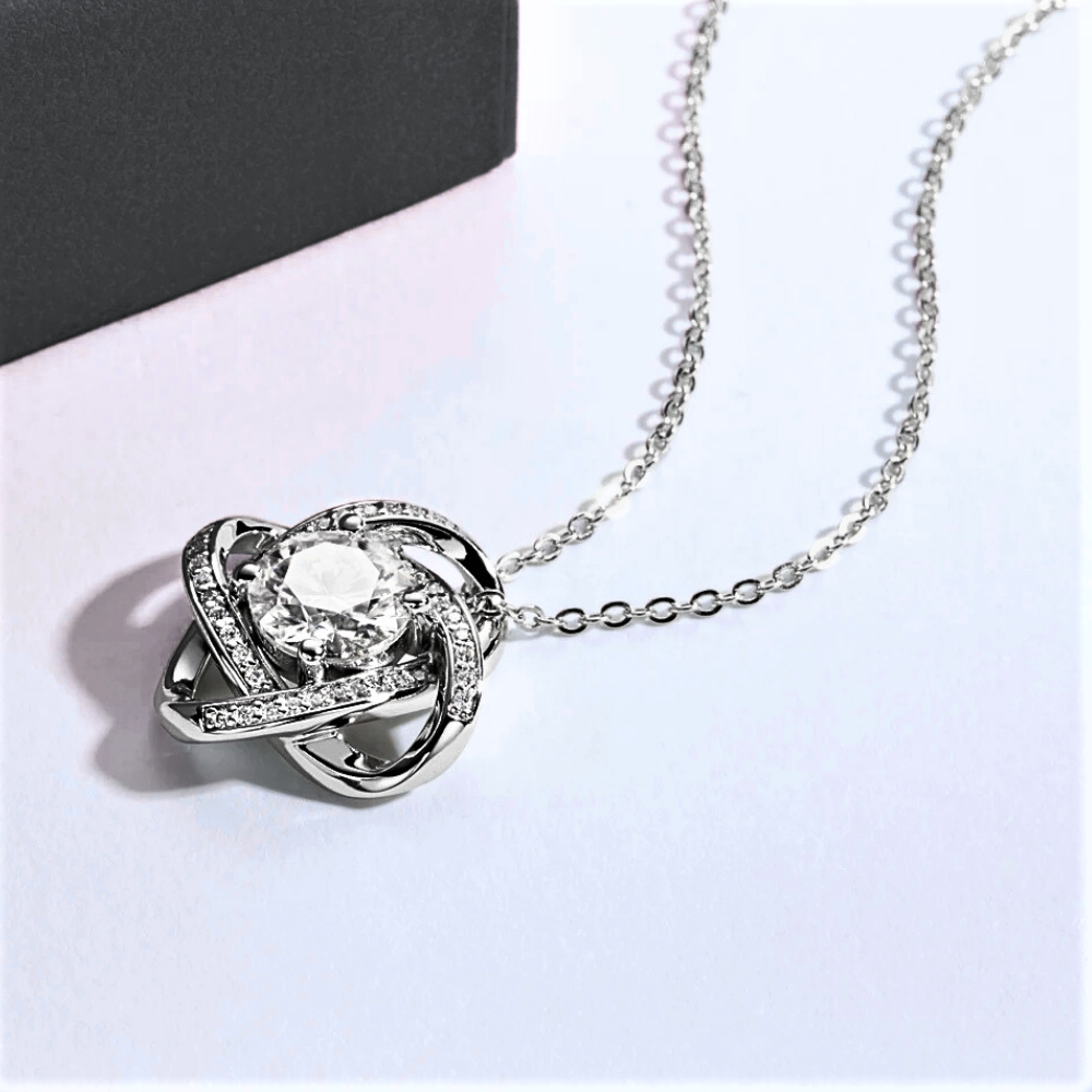 Collana "Nodo d'Amore" con Moissanite da ct 3,00