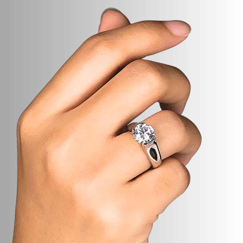 Solitario con Castone Aperto con Moissanite di ct 2,00
