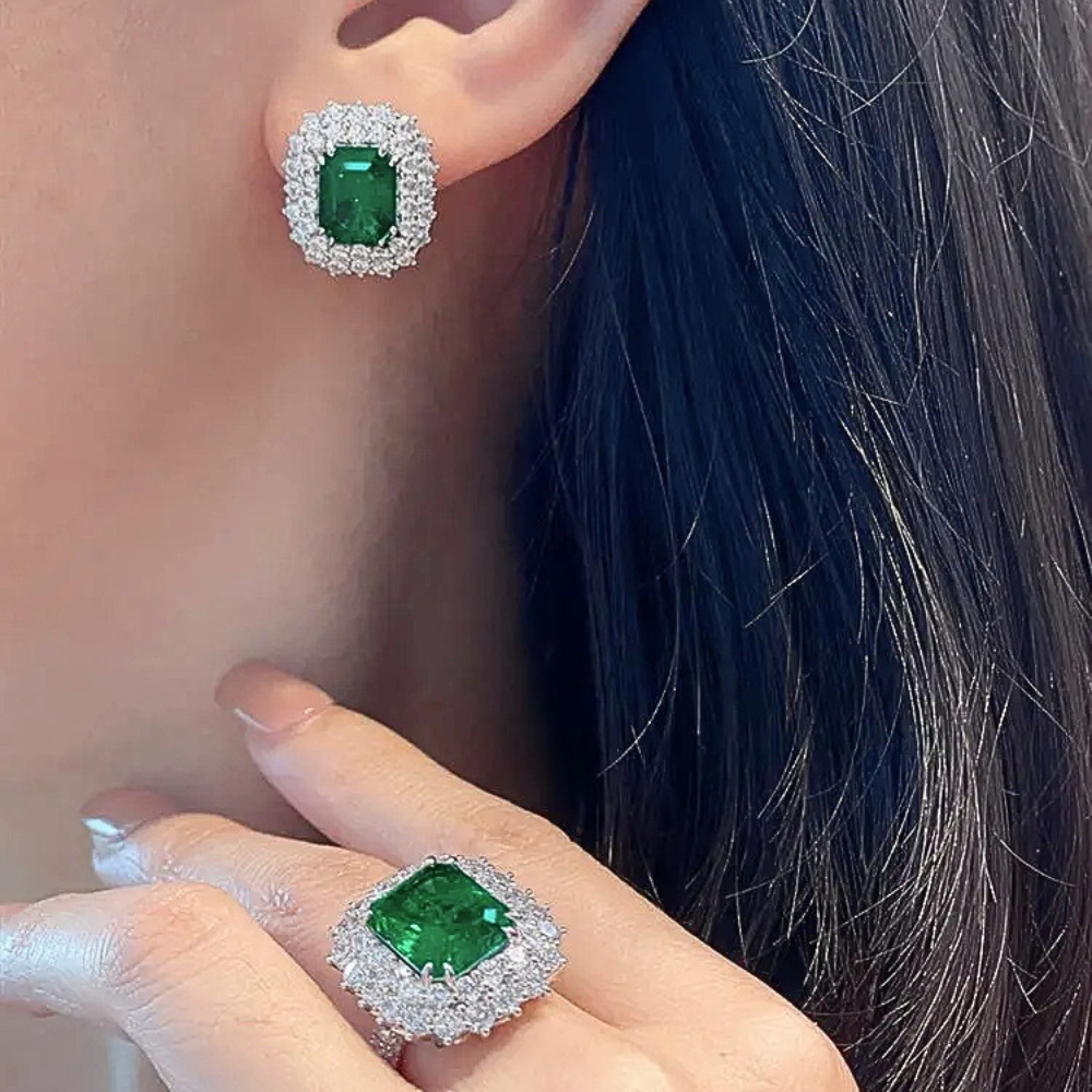 Anello con Smeraldo Colombiano Taglio Smeraldo Lab Grown per ct 6,50 e Brillanti Coltivati