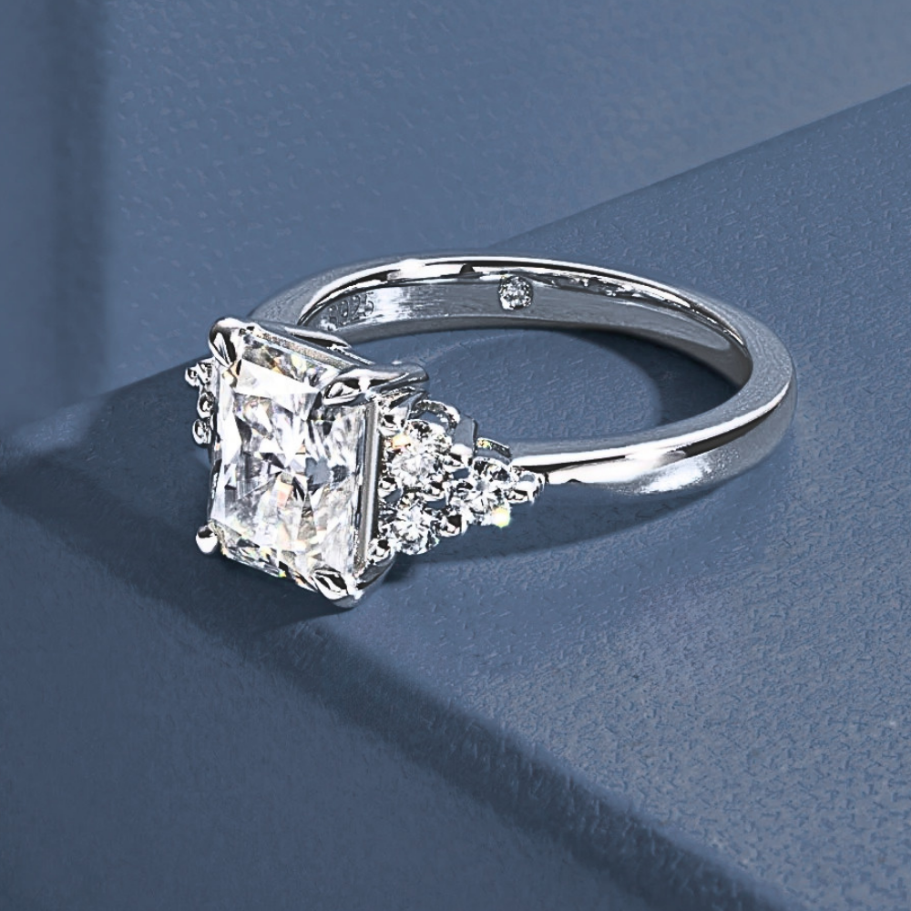 Trilogy con Moissanite Taglio Radiant e Taglio Brillante