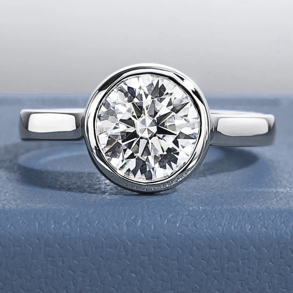 Solitario con Castone Tondo in Moissanite
