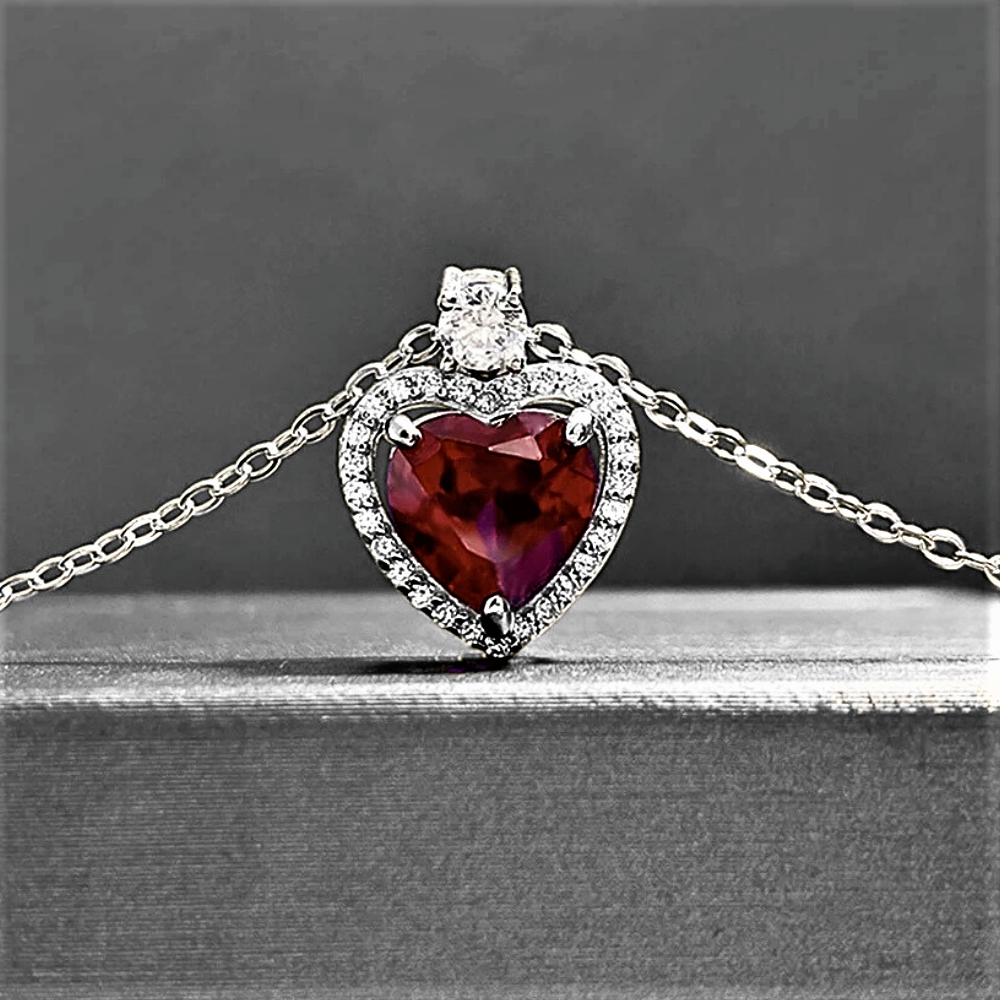 Collana con Rubino Taglio Cuore e Brillanti Coltivati