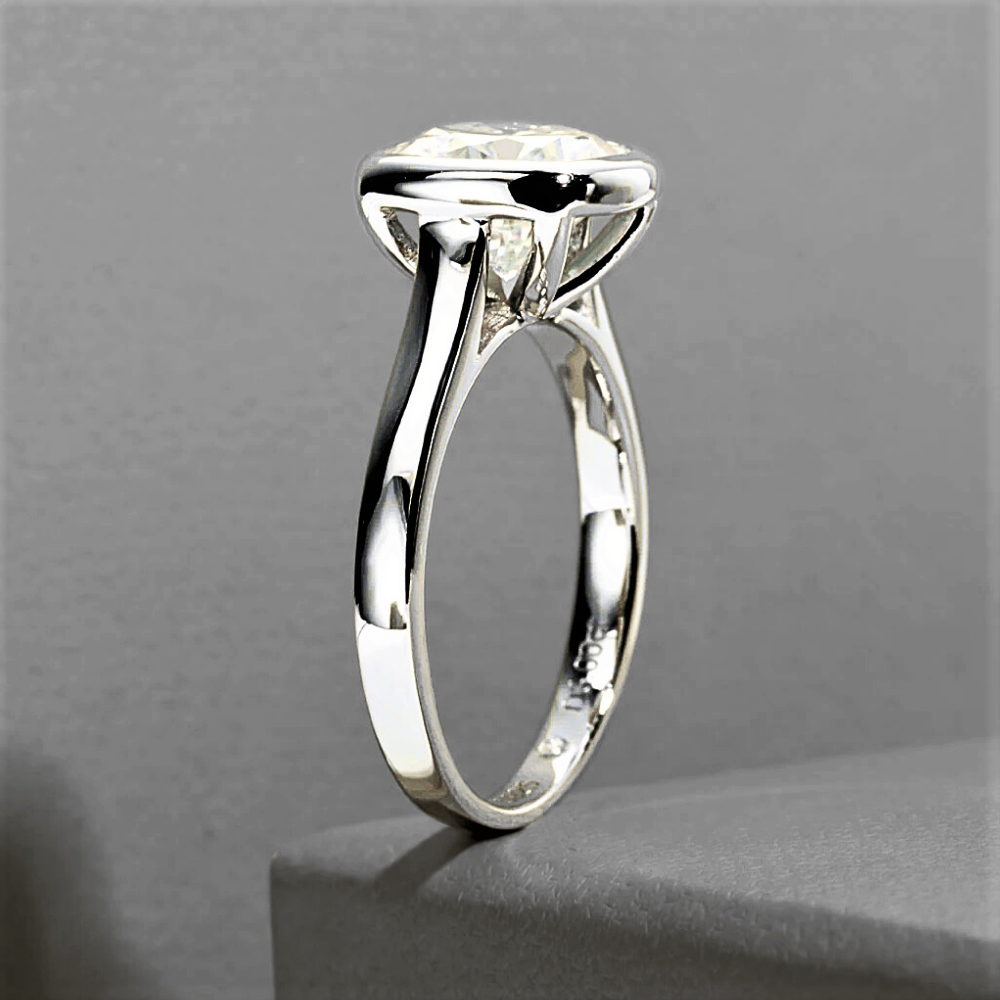Solitario a Castone con Moissanite Taglio Cuscino da ct. 3,00