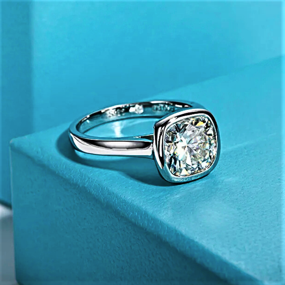 Solitario a Castone con Moissanite Taglio Cuscino da ct. 3,00