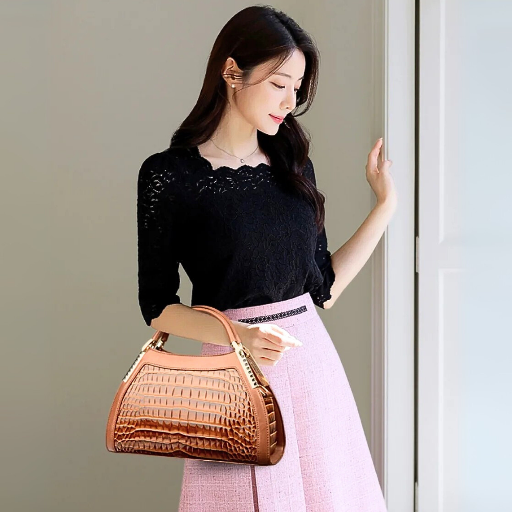 Borsa in Pelle di Vitellino Verniciata – Stile Croco e Dettagli Oro