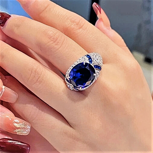 Fascione Bombato con Zaffiro Blu Taglio Ovale da ct 8,00, Taglio Carrè e Brillanti D Color Coltivati