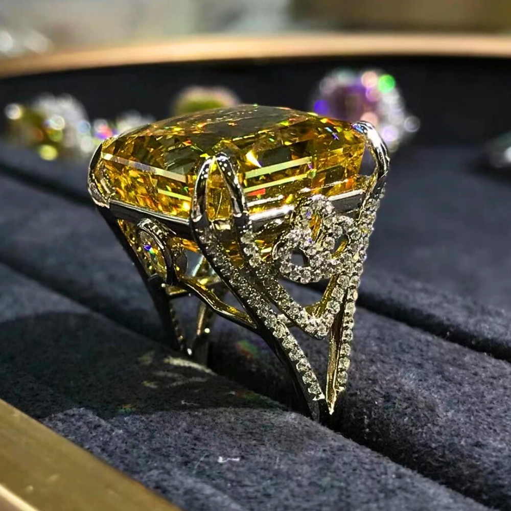 Fascione con Zaffiro Giallo Intenso in Moissanite Taglio Radiant da 20 Carati