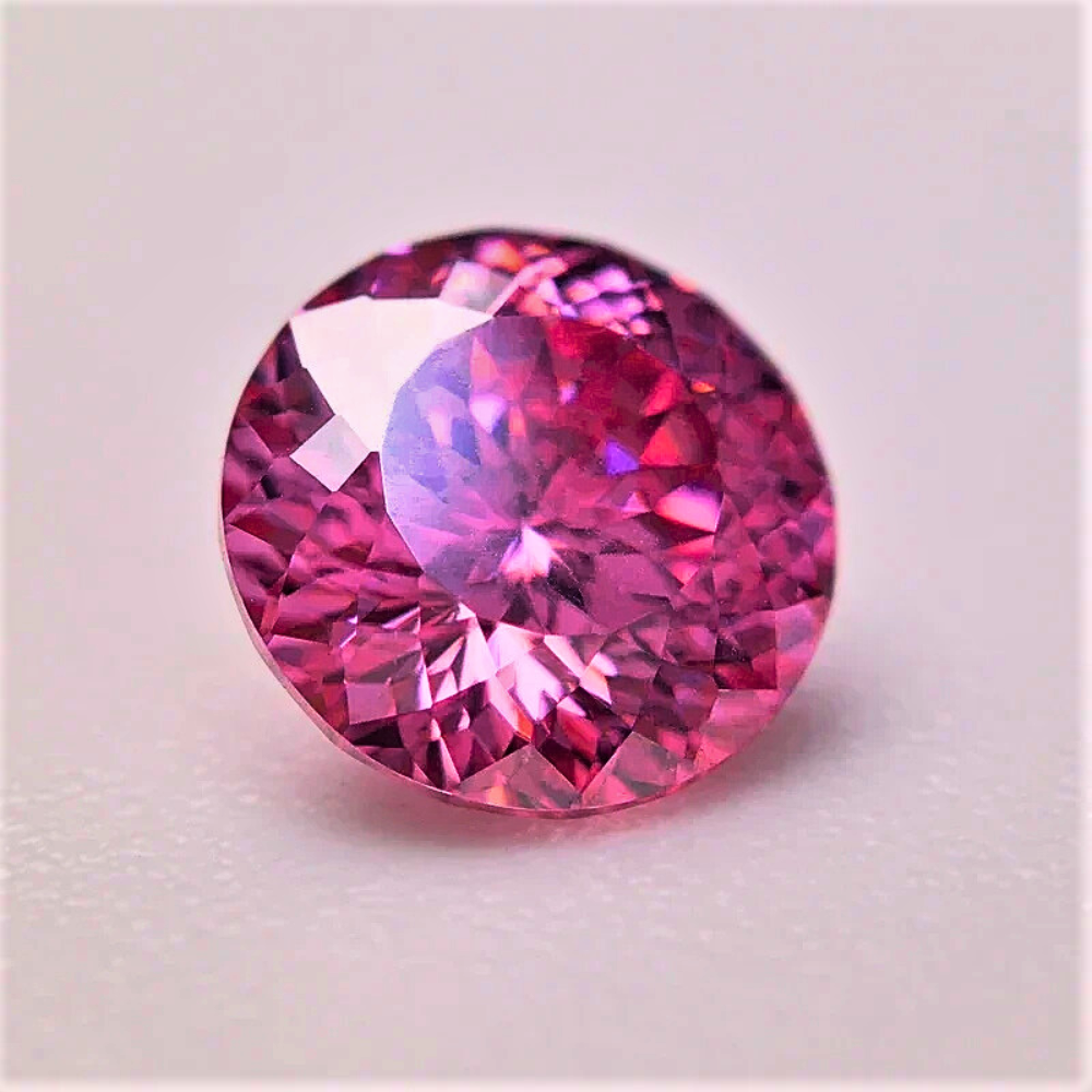 Moissanite Rosa Intenso Taglio Brillante con 100 faccette Certificata