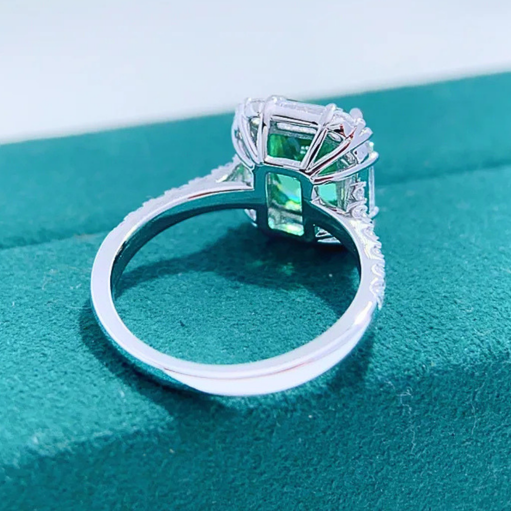 Anello con Smeraldo creato in Laboratorio per ct 3,00
