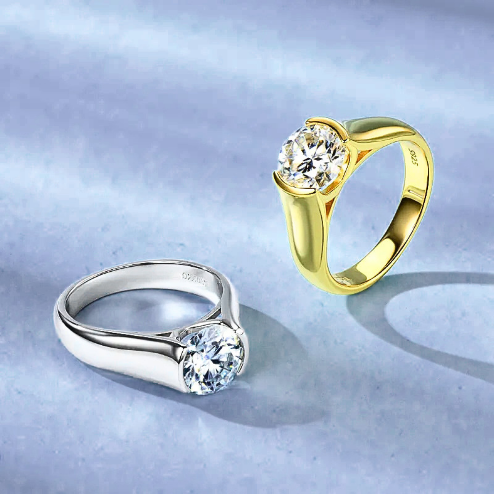 Solitario con Castone Aperto con Moissanite di ct 2,00