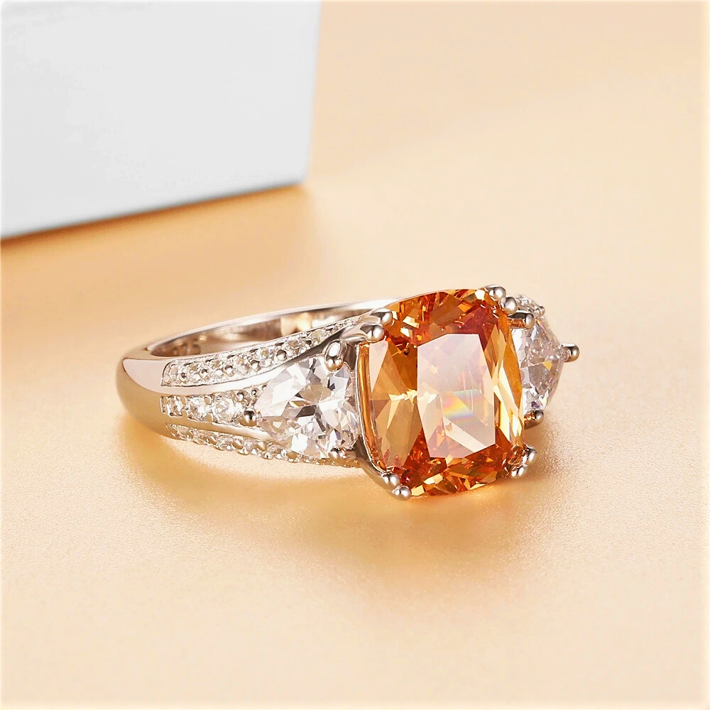 Anello con Zaffiro Champagne di ct 5,00 e Diamanti Sintetici ad Alto Contenuto di Carbonio