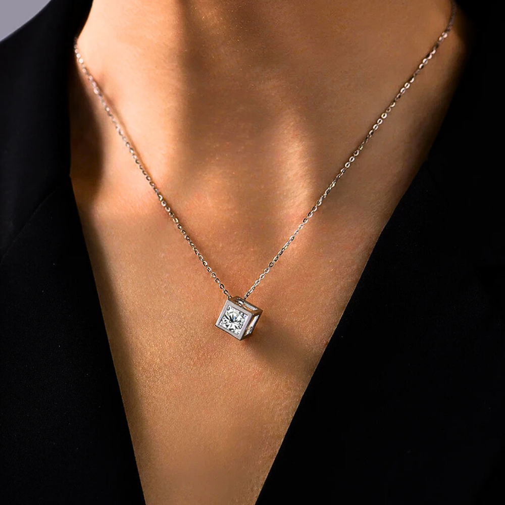 Collana con Ciondolo a Cubo con Moissanite di ct 4,00