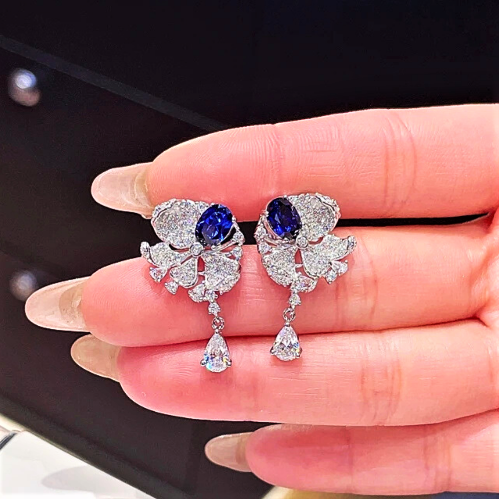 Orecchini con Zaffiri Blu Ovali Coltivati e Diamanti Lab Grown