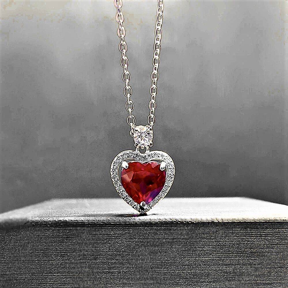Collana con Rubino Taglio Cuore e Brillanti Coltivati