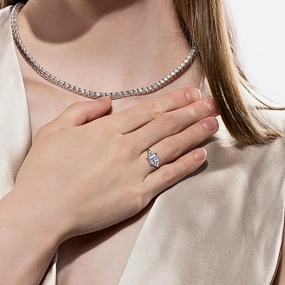 Trilogy con Moissanite Taglio Radiant e Taglio Brillante