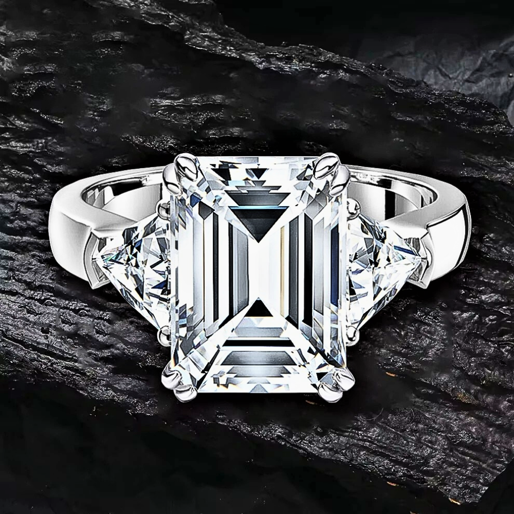 Anello Taglio Smeraldo e Triangoli per 5 Carati