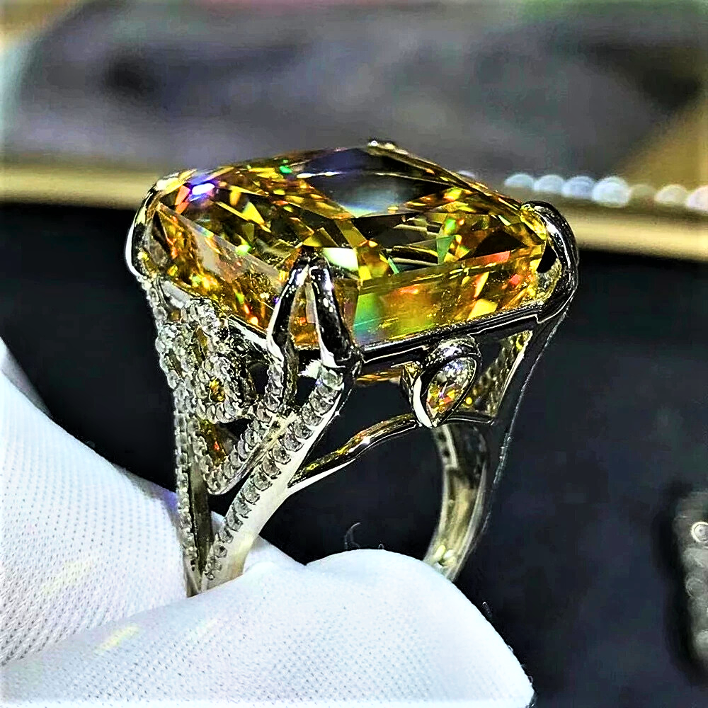 Fascione con Zaffiro Giallo Intenso in Moissanite Taglio Radiant da 20 Carati