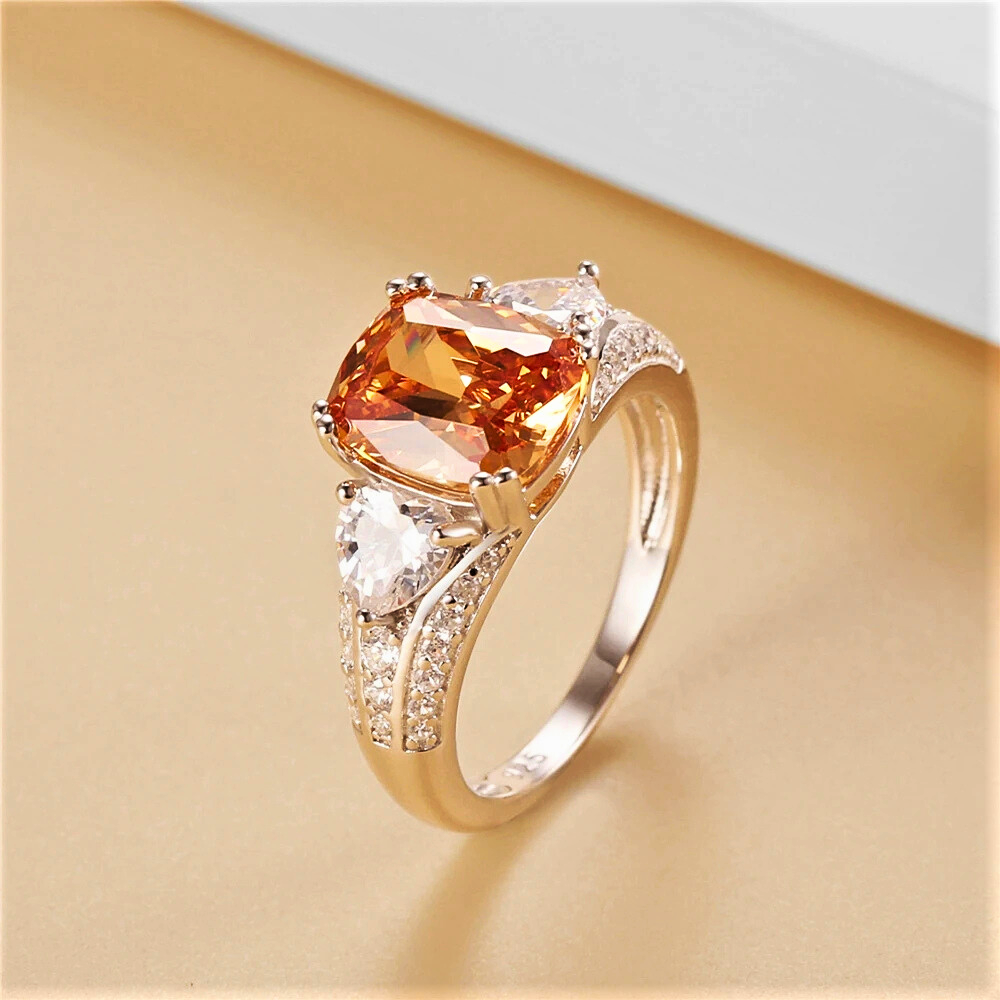 Anello con Zaffiro Champagne di ct 5,00 e Diamanti Sintetici ad Alto Contenuto di Carbonio