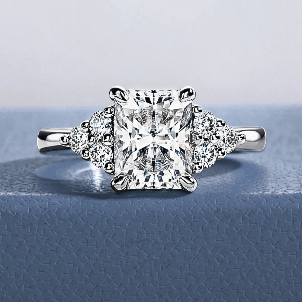 Trilogy con Moissanite Taglio Radiant e Taglio Brillante