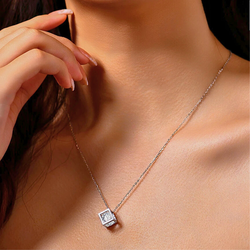 Collana con Ciondolo a Cubo con Moissanite di ct 4,00