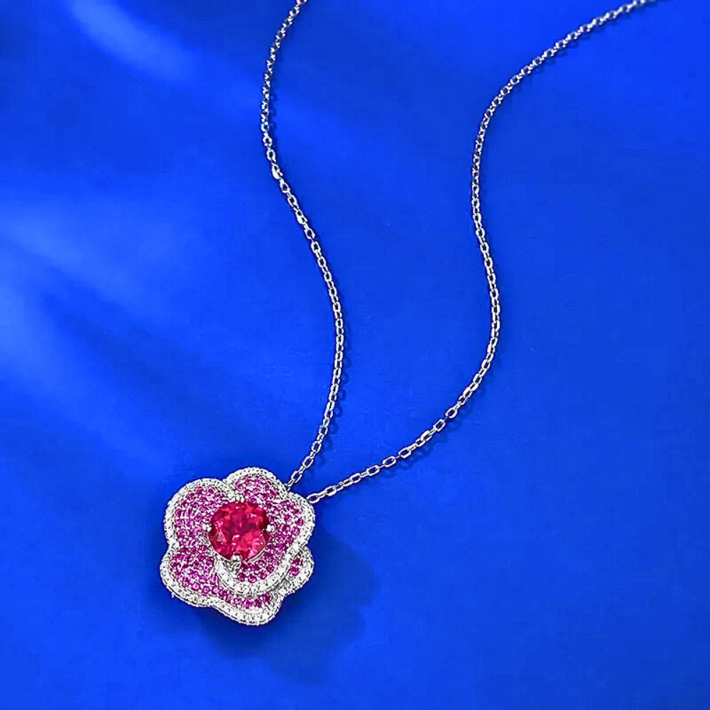 Collana Floreale con Rubino Lab Grown e Petali Multistrato di Zaffiri Rosa