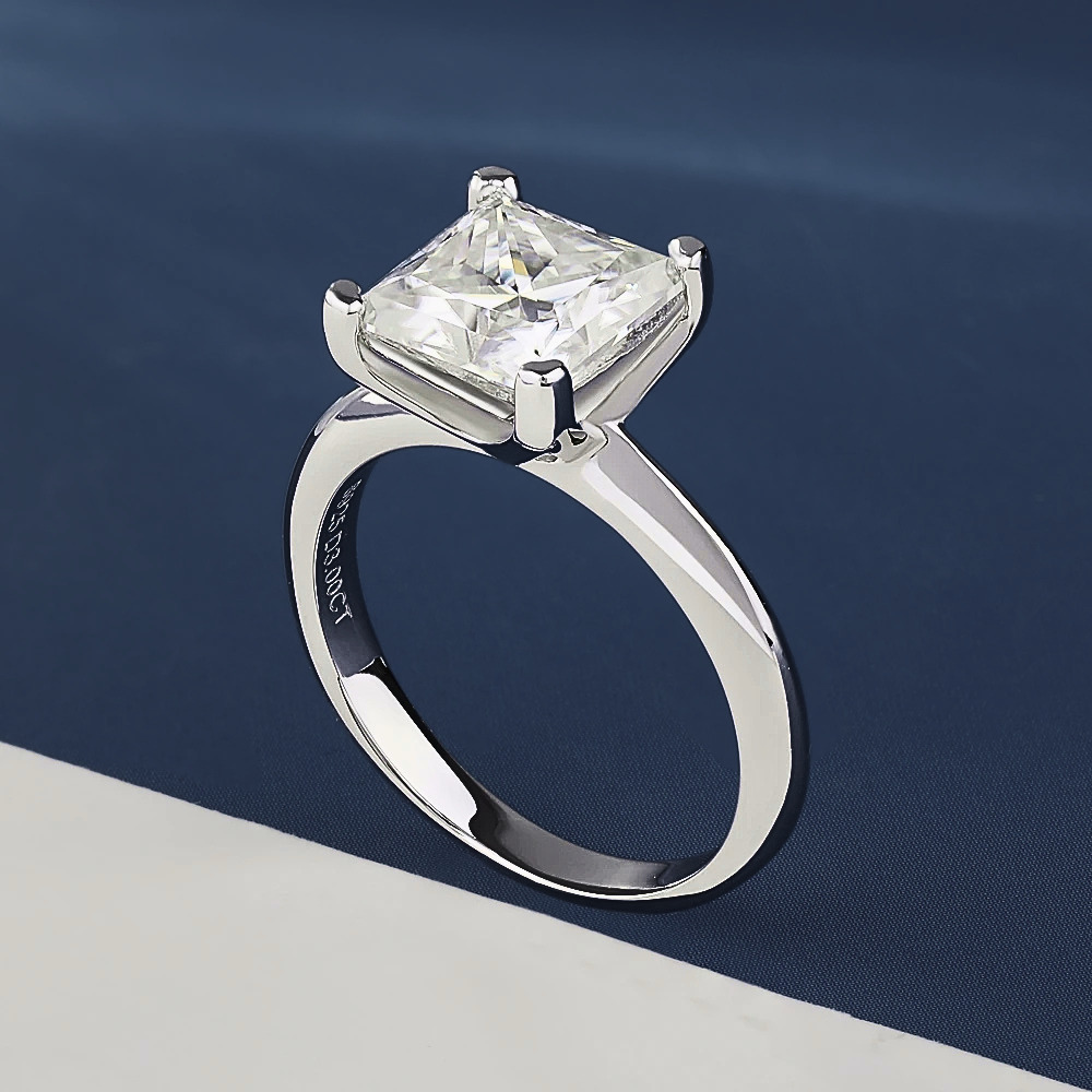 Solitario con Moissanite Taglio Princess