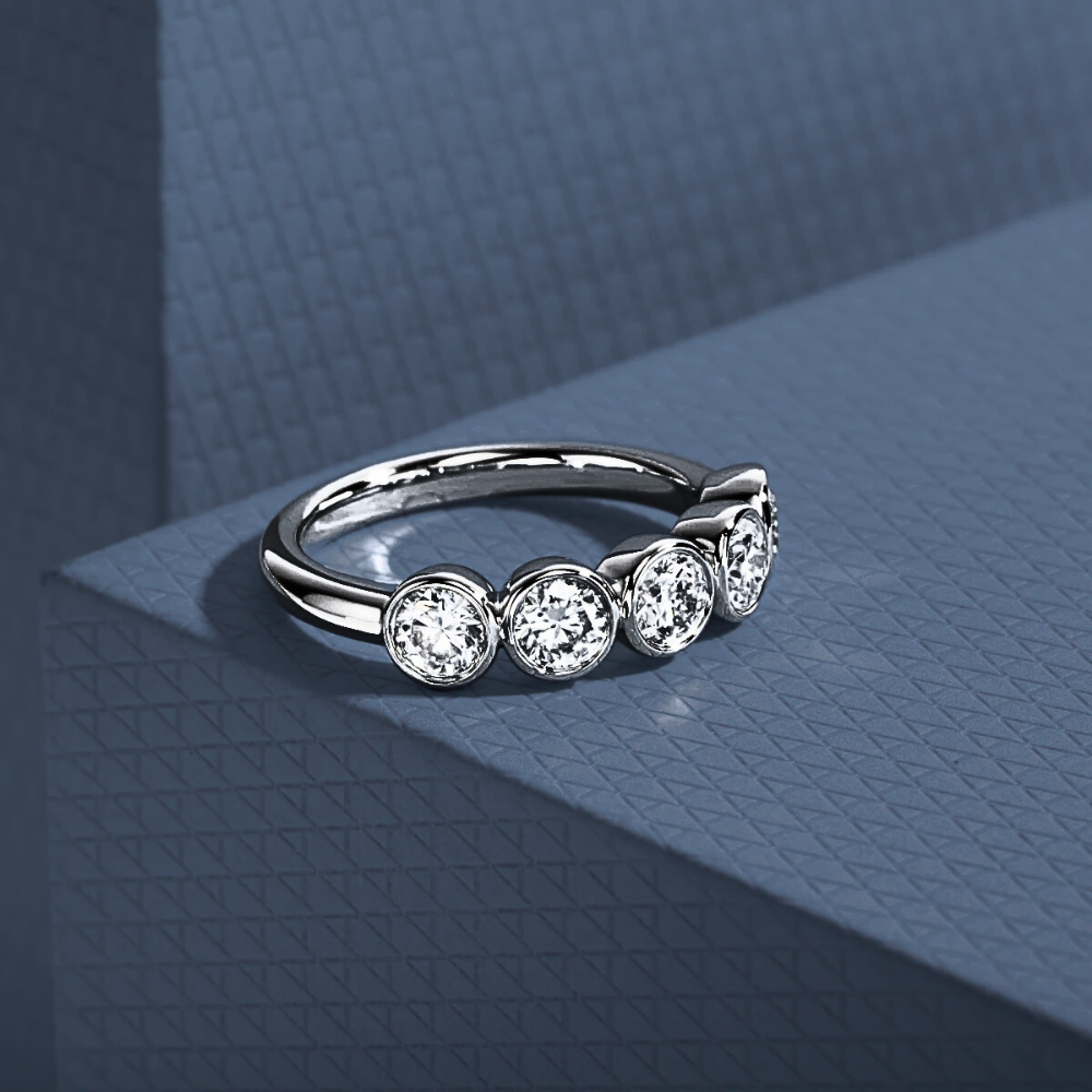 Fede con 5 Castoni Tondi e Moissaniti per ct 1,50