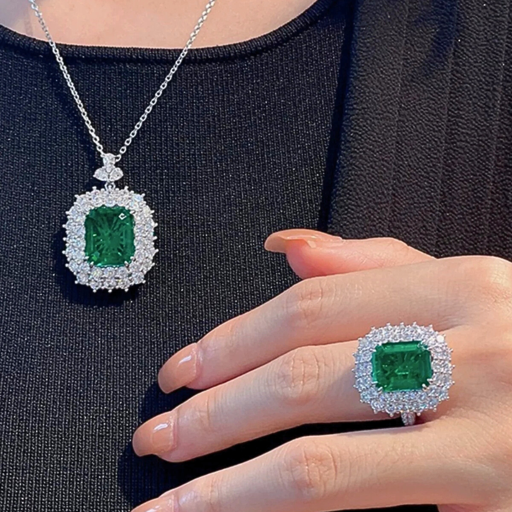 Anello con Smeraldo Colombiano Taglio Smeraldo Lab Grown per ct 6,50 e Brillanti Coltivati