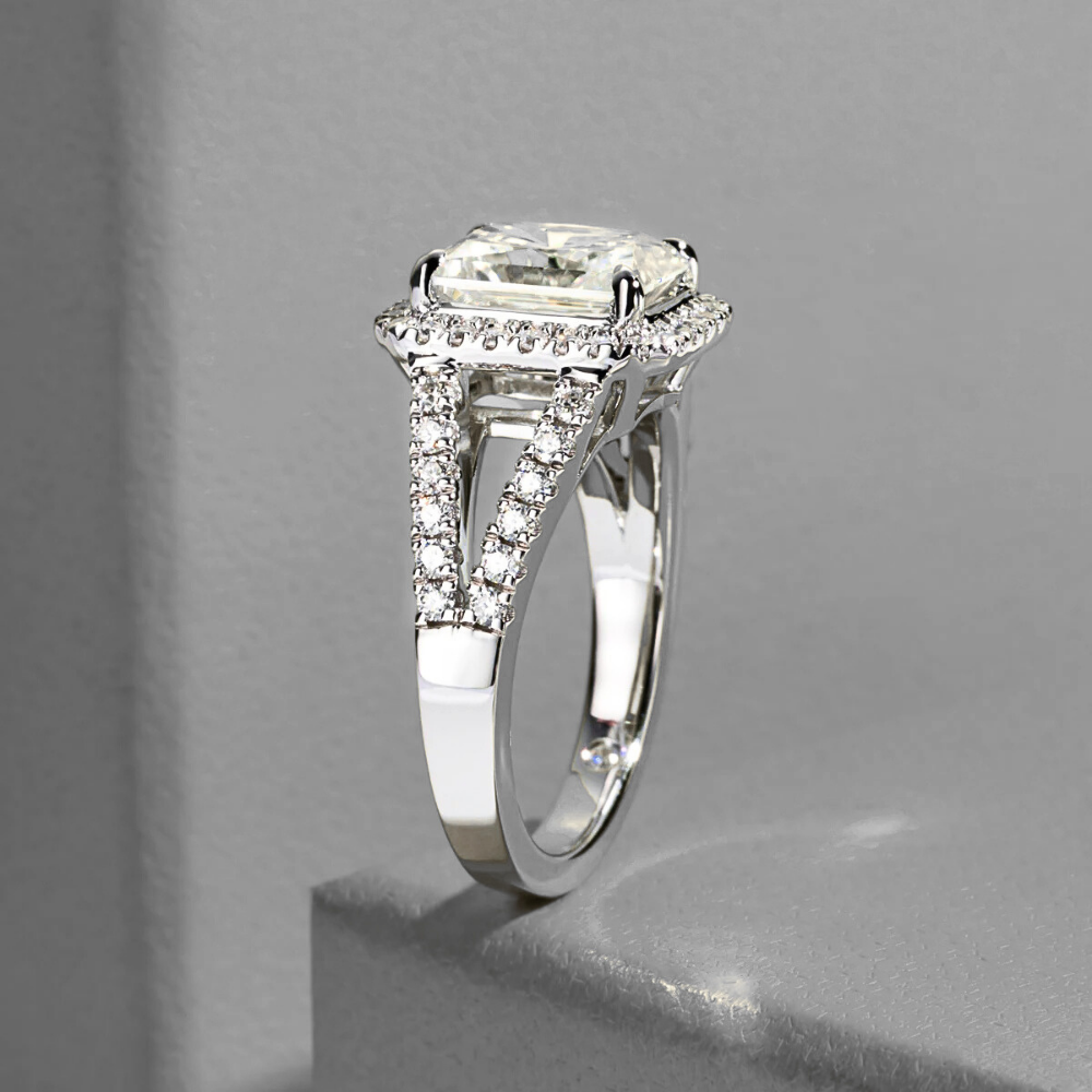Anello con Moissanite Taglio Radiant per tot ct 3,57