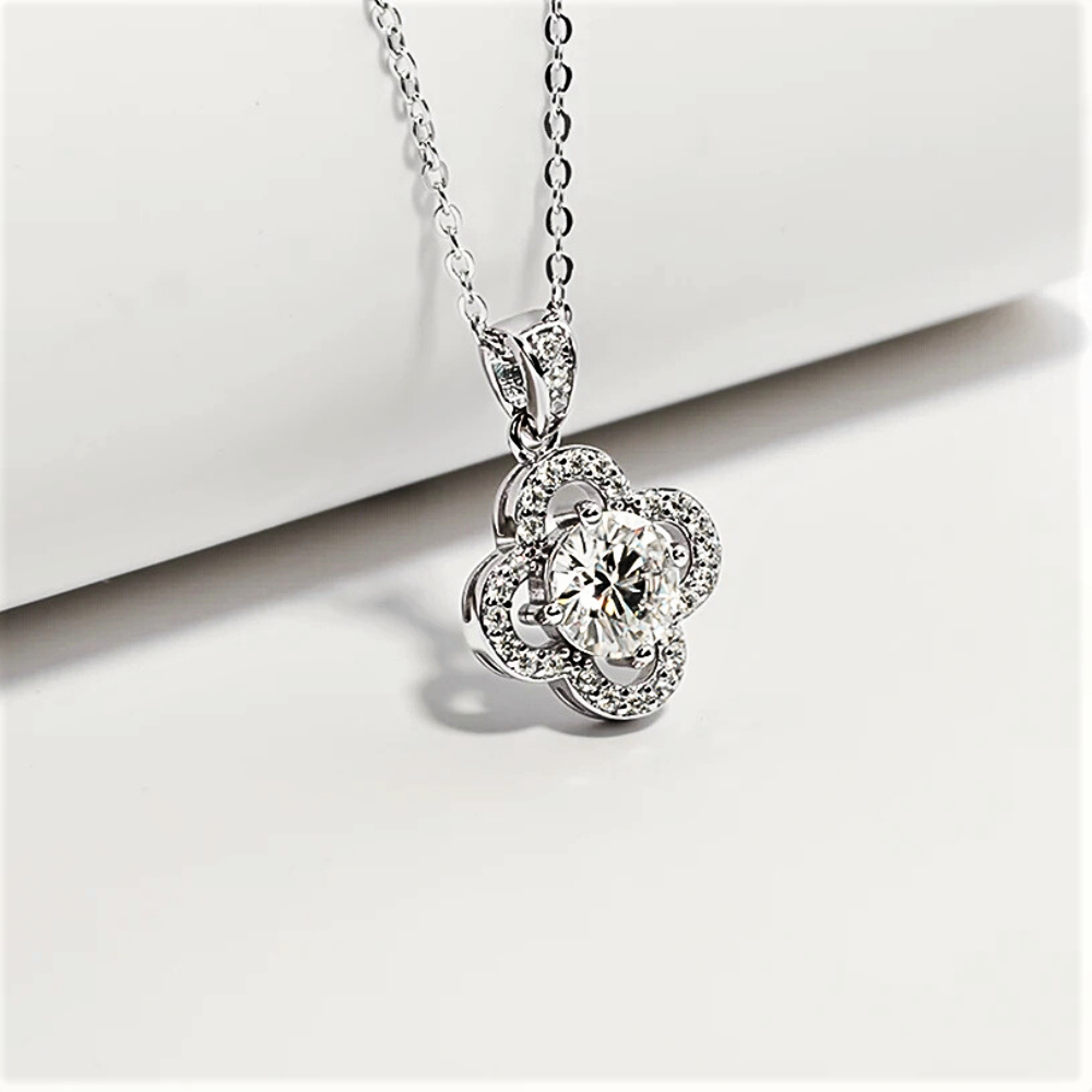 Collana con Ciondolo a Quadrifoglio in Moissaniti