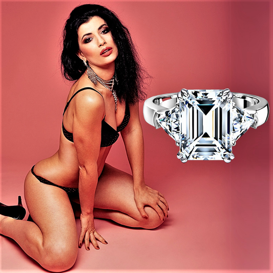 Anello Taglio Smeraldo e Triangoli per 5 Carati – Collezione Moissanite GlamLuxe