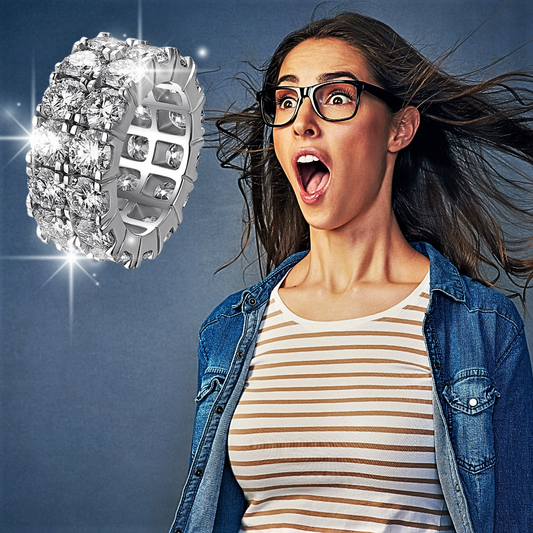 Anello Regale con 28 Moissaniti da 0.50ct: Fascia Preziosa da 14 Carati di Sfarzo Puro