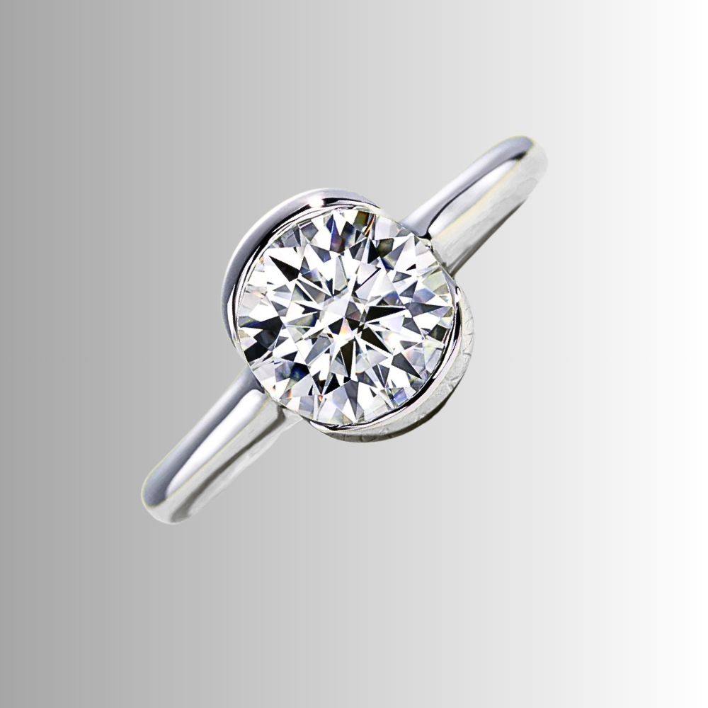 Solitario con Castone Aperto con Moissanite