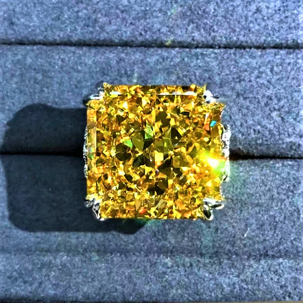 Fascione con Zaffiro Giallo Intenso in Moissanite Taglio Radiant da 20 Carati