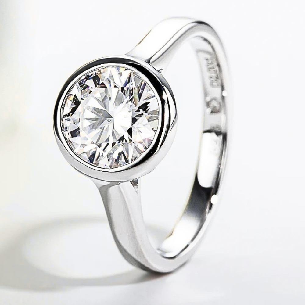 Solitario con Castone Tondo in Moissanite