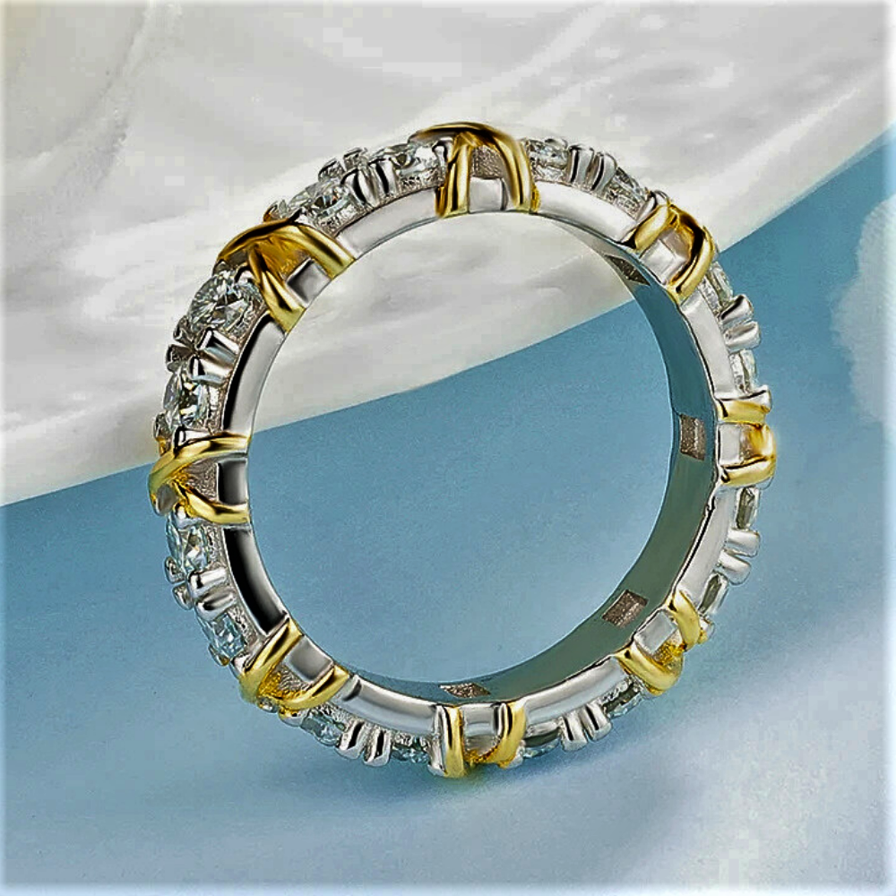 Fedina Eternity con Moissaniti e Dettagli in Oro Giallo: 1.60 carati di Geometrie Preziose