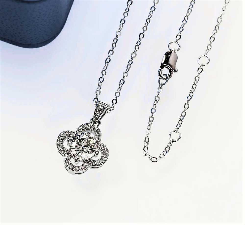 Collana con Ciondolo a Quadrifoglio in Moissaniti