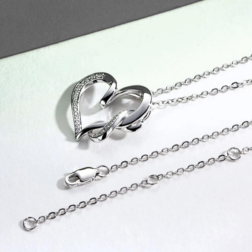 Collana a Cuore con Strisce in Moissaniti