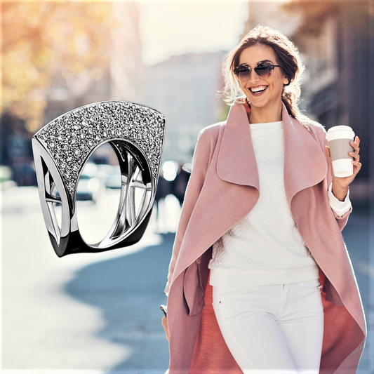 El anillo "Geometrías de luz" realza tu encanto
