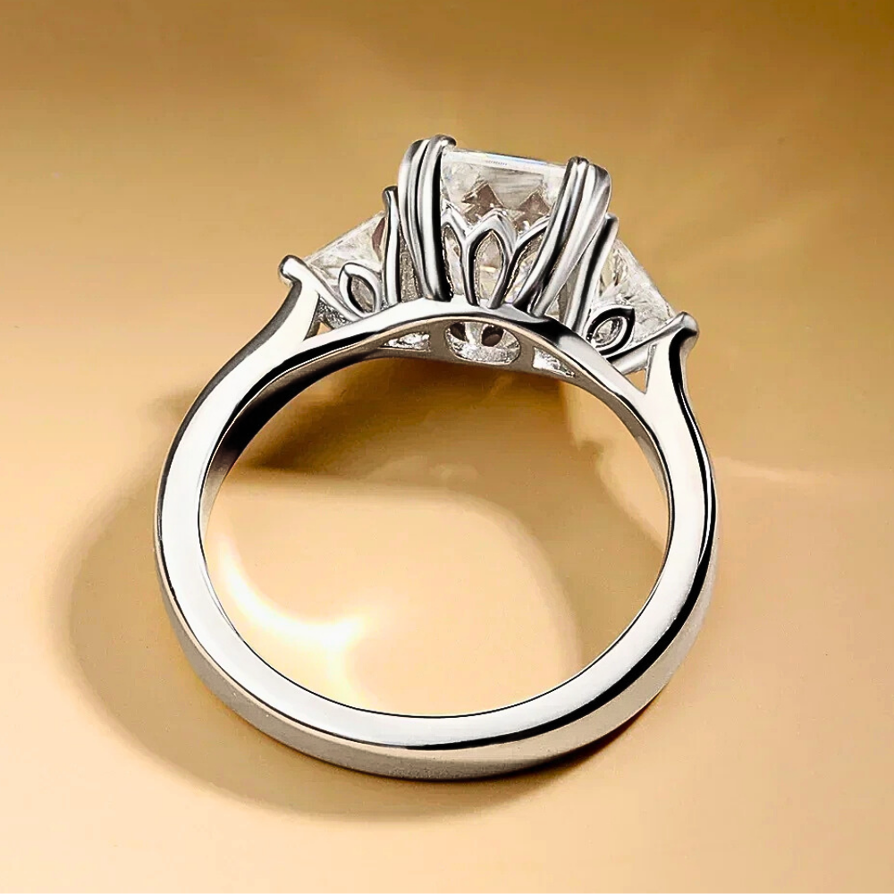 Anello Taglio Smeraldo e Triangoli per 5 Carati