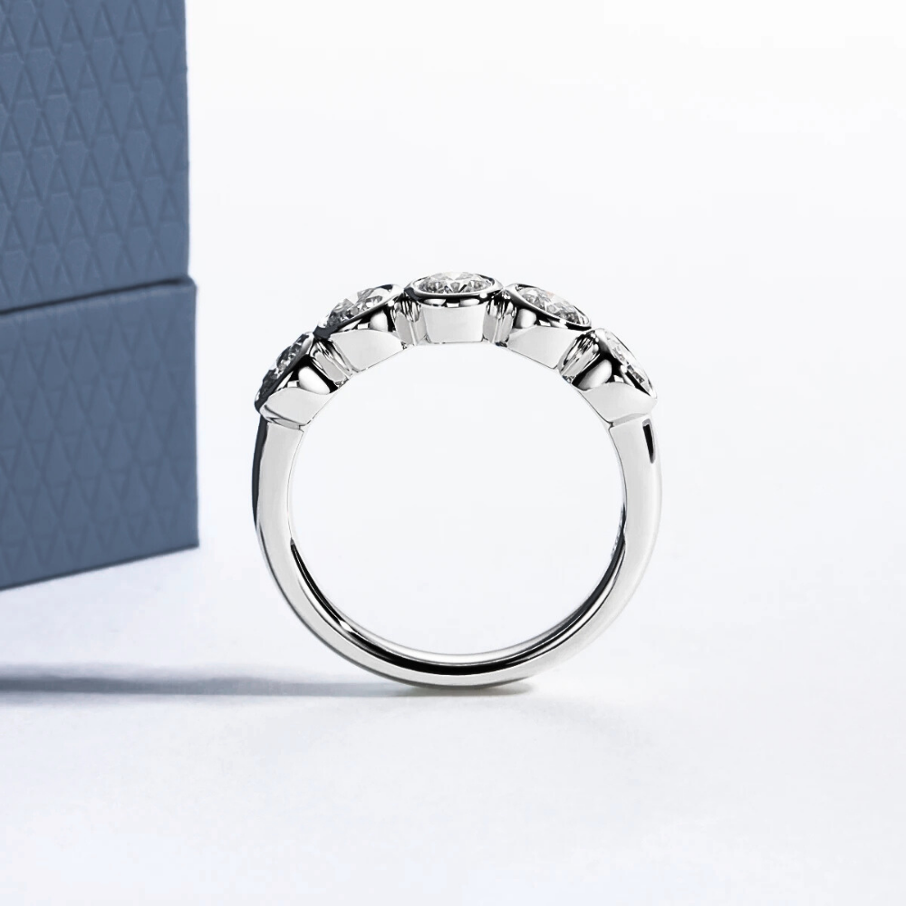 Fede con 5 Castoni Tondi e Moissaniti per ct 1,50