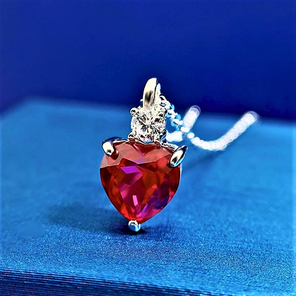 Collana con Rubino Taglio Cuore e Brillanti Coltivati