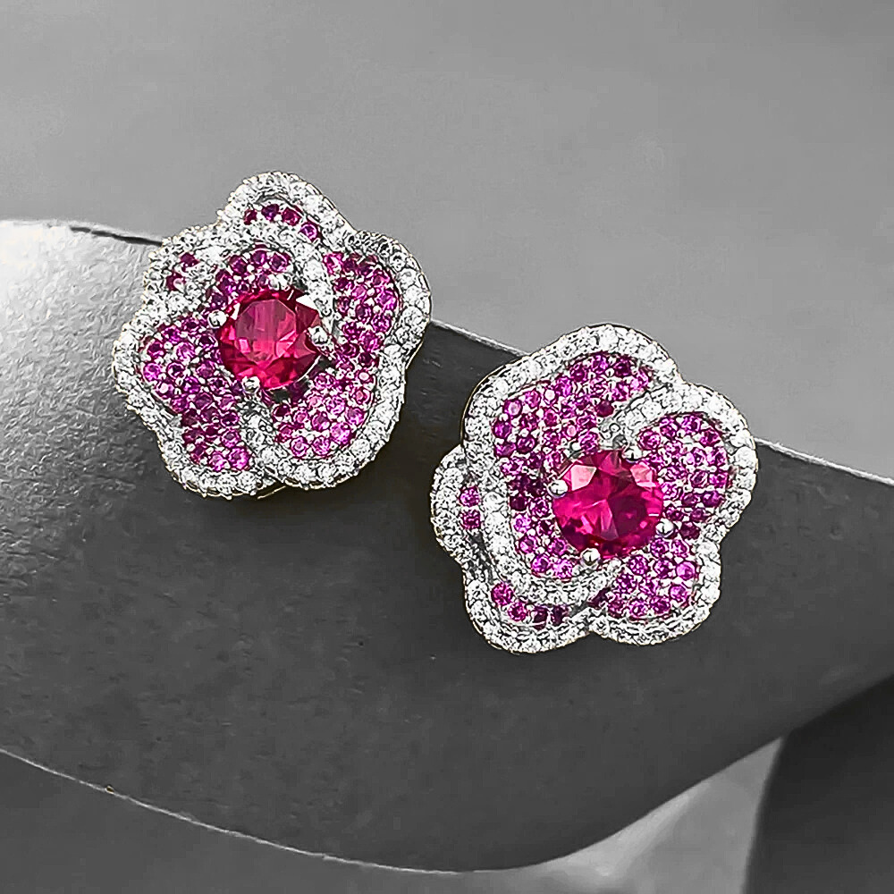 Orecchini Floreali con Rubino Lab Grown e Petali Multistrato di Zaffiri Rosa