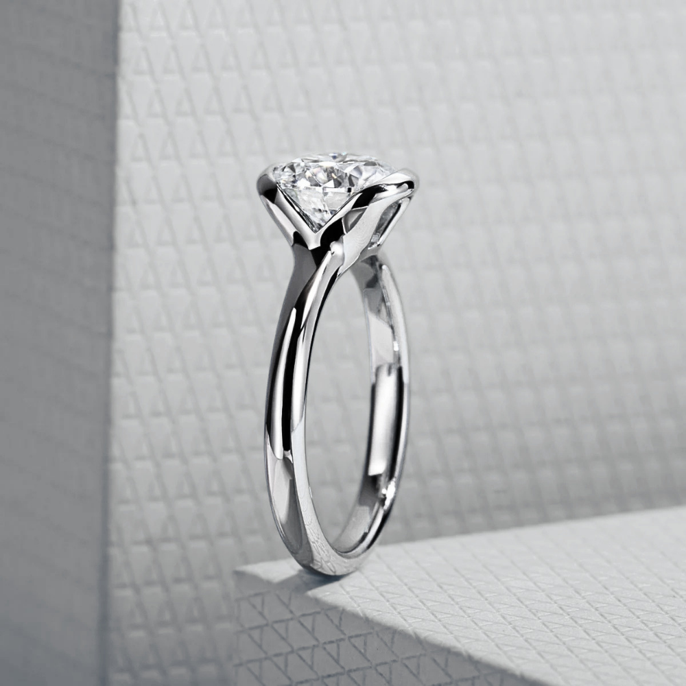 Solitario con Castone Aperto con Moissanite